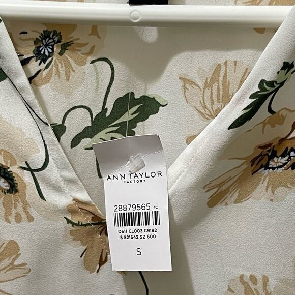 Ann Taylor Bell Sleeve‎ Top NWT - Picture 4 of 4